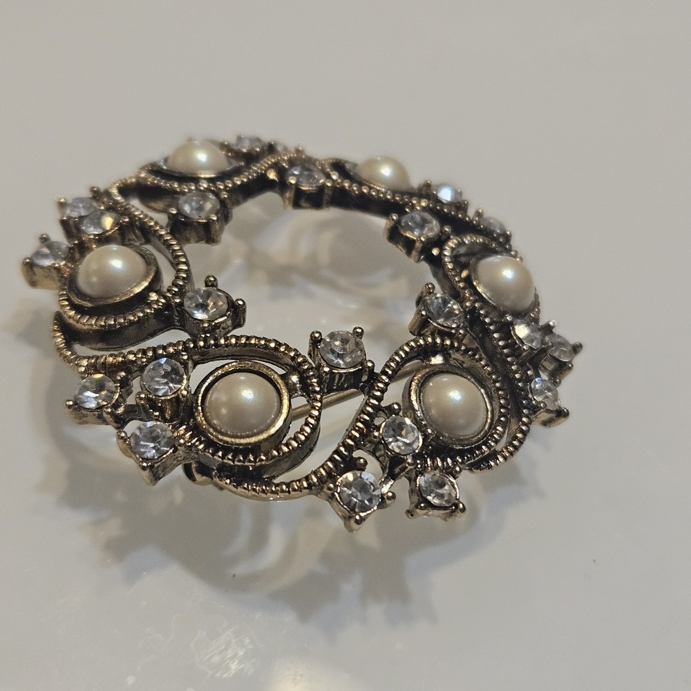 Vintage Monet Brooch Pin Round Wave Open Swirl Faux‎ Pearl Rhinestone Gold Tone - Picture 12 of 14